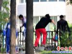 男女老少翻護欄 公園后門何時開