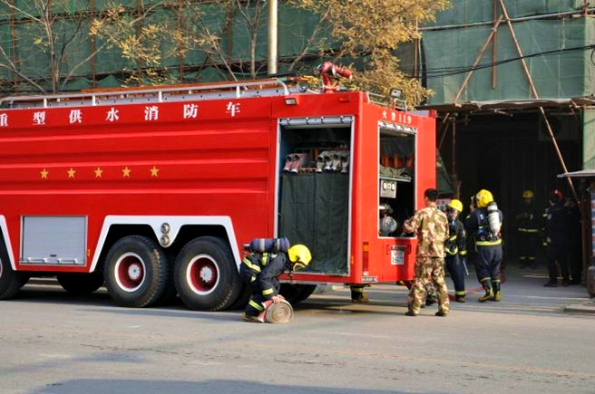 原商業(yè)大廈施工起火 營口消防速排險