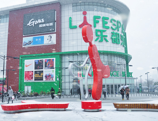 歲暮濱城迎初雪 銀裝素裹更妖嬈