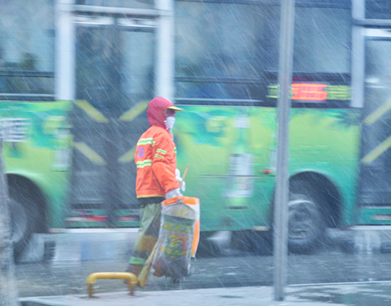 “遇雪”奮戰(zhàn)！冰雪中的橙色身影