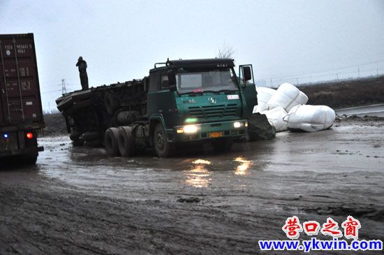 濱海路，大貨車超載致側(cè)翻