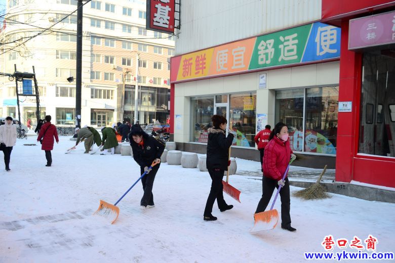 雪后營口齊心合力除雪保通暢