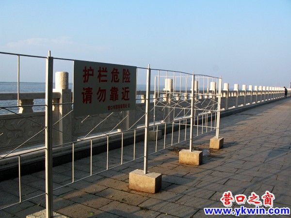 河濱公園部分區(qū)段搭建臨時護欄