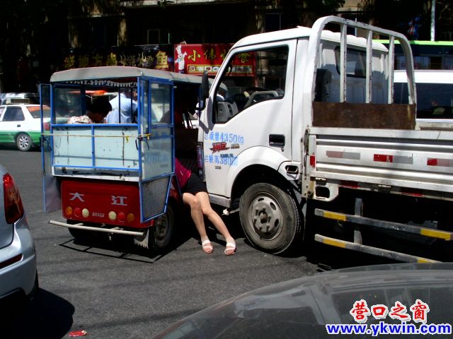 貨車撞摩的 滿地碎玻璃