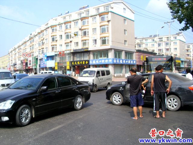 營(yíng)口：這個(gè)路口為何頻繁撞車？