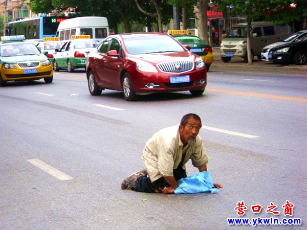 爬到機動車道乞討——危險