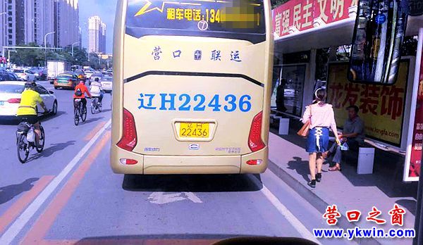 大巴擠占公交車道  違規(guī)?？空l來管管