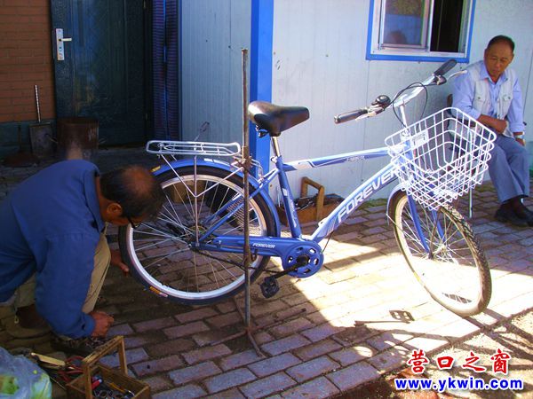 鐵鉤掛住自行車 補(bǔ)胎不用再翻個