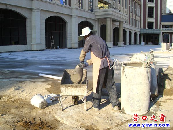 營口市街頭：烈日下，建筑工人照樣施工