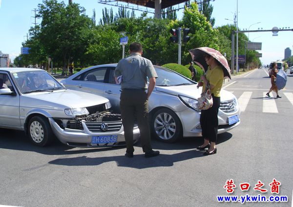 兩車在營口市渤海大街邊親密接觸