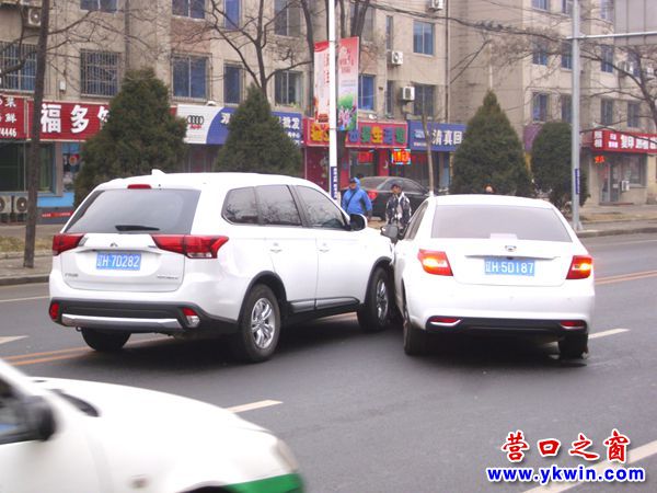 兩白車在營口太和北街擺成V型