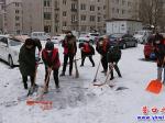 社區(qū)全體總動員 清掃積雪暖人心