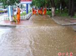 綠化帶高于街路 黃泥湯雨后橫流